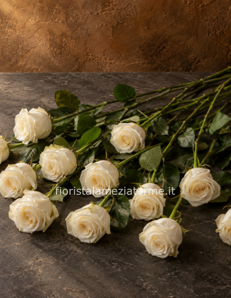 Rose bianche a steli, prima scelta, lunghezza 60 cm.